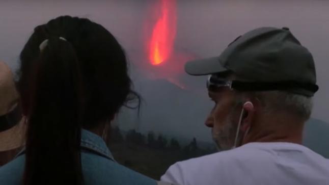 ثوران بركان يجذب آلاف السياح في جزيرة اسبانية