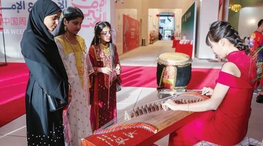 صداقة منسوجة بـ«حرير التسامح»