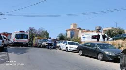 حريق مركبة يتسبب في أزمة سير بشارع الصناعة باتجاه خلدا