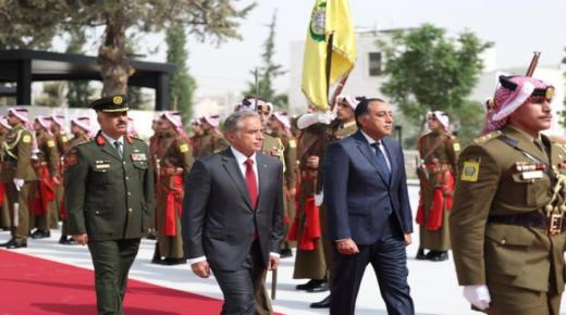 حسان يستقبل نظيره المصري في دار رئاسة الوزراء