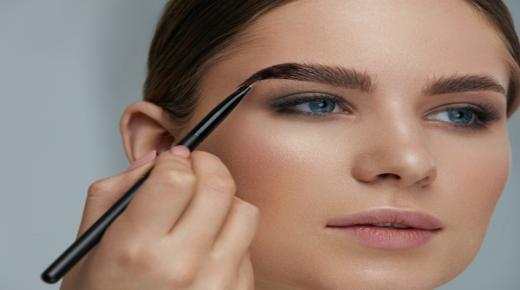 حواجب بنية بطرق طبيعية و غير ضارة على البشرة