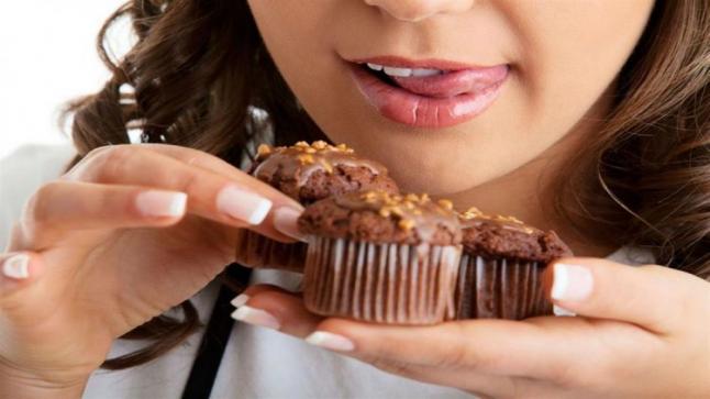خبيرة تغذية أسترالية تكشف عن أسباب الرغبة الشديدة في تناول الحلويات لدى بعض الأشخاص