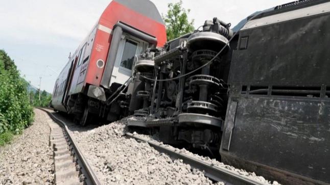 قطار ممتلئ بالركاب يخرج عن مساره جنوب ألمانيا