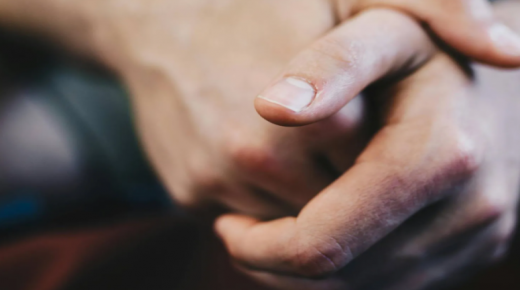5 أعراض تحذيرية للنوبة القلبية قد تظهر على أظافرك