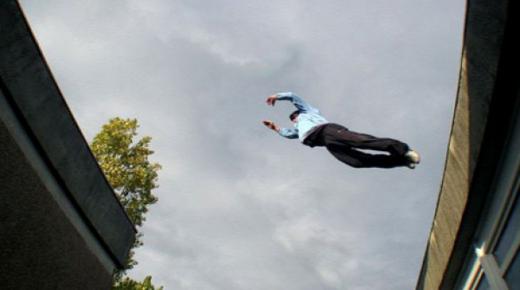 خوفًا من ضبطه يمارس الرذيلة.. مصري ينتحر قفزًا من الطابق السادس.