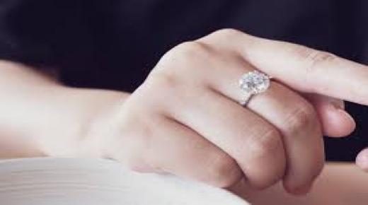 خاتم خطوبة يهدد إصبع شابة بـ(البتر) في حادثة صادمة