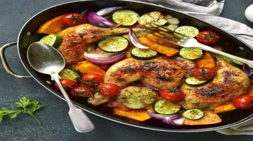 دجاج محمر مع الخضار والثوم