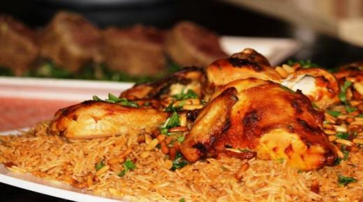 رز محمر مع دجاج.. وجبة غداء شهية