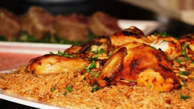 رز محمر مع دجاج.. وجبة غداء شهية