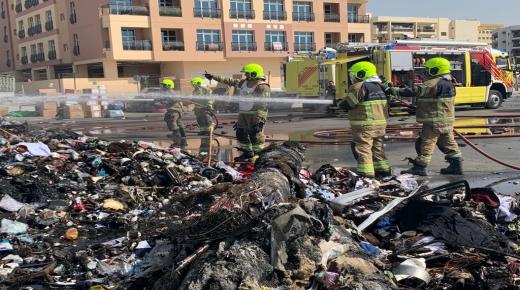 دفاع مدني دبي يسيطر على حريق سيارات بدون إصابات أو وفيات