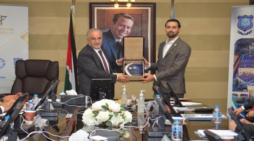 رئيس جامعة عمان الأهلية يكرم الفائز بجائزة أفضل باحث على مستوى الكليات الإنسانية