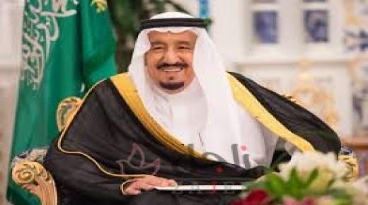 من المنظمة العربية للهلال والصليب الأحمر يستلم خادم الحرمين الشريفين قلادة أبي بكر الصديق