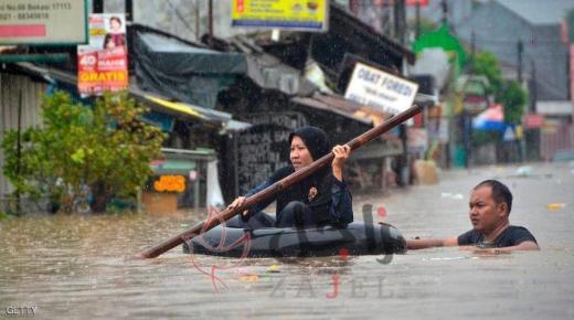 فياضانات قتلت وشردت بـ لآلاف بالعاصمة الإندونيسية