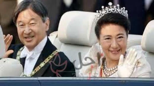 إمبراطور اليابان وزوجته يجوبان شوارع طوكيو في موكب التتويج