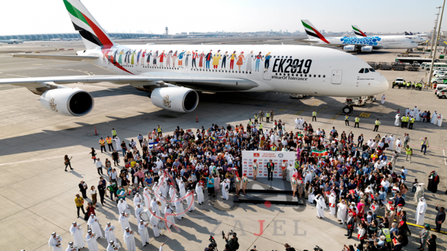145 جنسية وخليط من ثقافات العالم على رحلة طيران الإمارات التاريخية