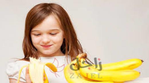 10 أطعمة يستطيع الطفل تناولها بنفسه