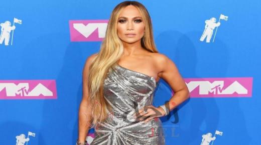 طبيبا جنيفر لوبيز يكشفان أسرار توهّج بشرتها