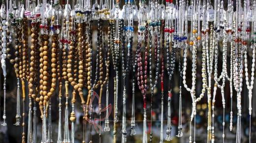 تاريخ السبحة في الأديان  .. هل هي رمز للتدين أم تميمه لجلب الحظ