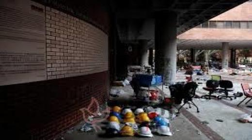 الشرطة تحيط بمحتجين متحصنين في حرم جامعي بهونج كونج