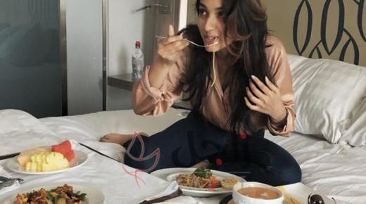 لهذه الأسباب تشعرين بالجوع ليلًا… والحل؟