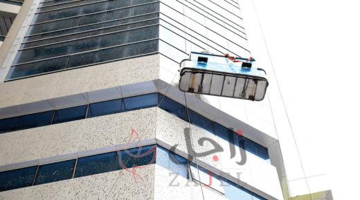 امرأتان تنقذان عاملين علقا على واجهة برج في عجمان