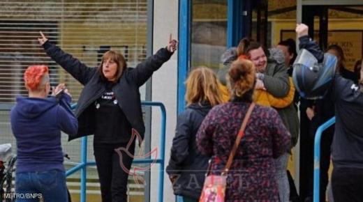 أم تهتف فرحا لسجن ابنها.. والسبب جريمة “بشعة”