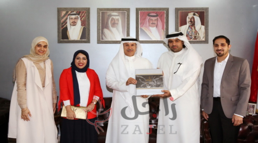 محافظ العاصمة يستقبل فريق «حكاية المنامة» ويتسلم كتاب «ملامح 6»