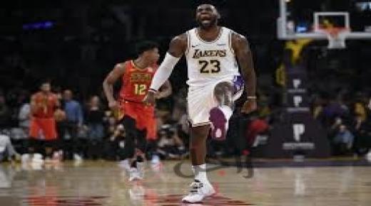 جيمس يسجل 33 نقطة ويقود ليكرز لفوز ساحق على هوكس