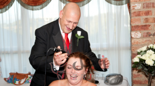 رجل يحلق رأس زوجته بسبب غريب جداً.. وجماعات حقوقية تحذر