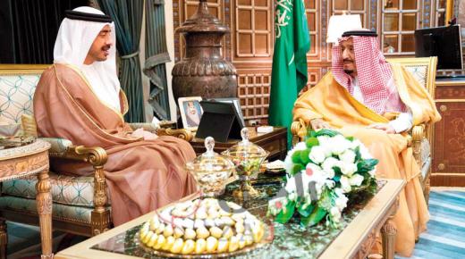 خادم الحرمين يبحث مع عبدالله بن زايد العلاقات الأخوية بين البلدين
