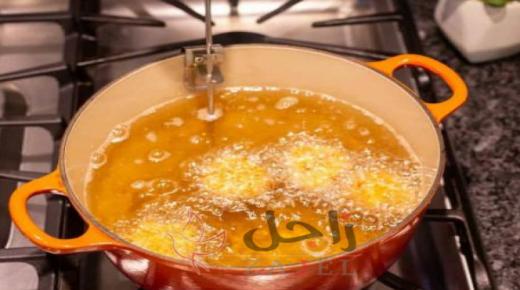 هل تعانين من انتشار الزيت أثناء القلي؟ هذه الحيلة هي الحل النهائي