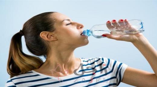 شرب الماء فى وضع الوقوف عادة “فالصو”.. تعرف على الأسباب