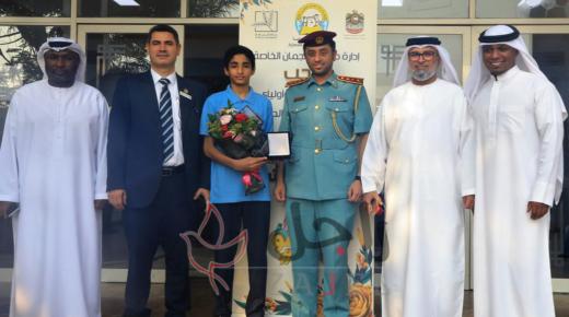طالب مدرسة إماراتي ينقذ حياة أسرة من حريق في منزلها ليلاً والدفاع المدني يكرمه