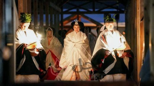 قضاء الليل مع “إلهة الشمس”.. إمبراطور اليابان يبدأ آخر طقوس تتويجه