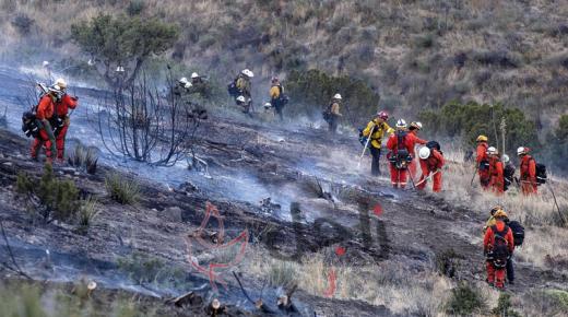 الآلاف يخلون منازلهم في كاليفورنيا