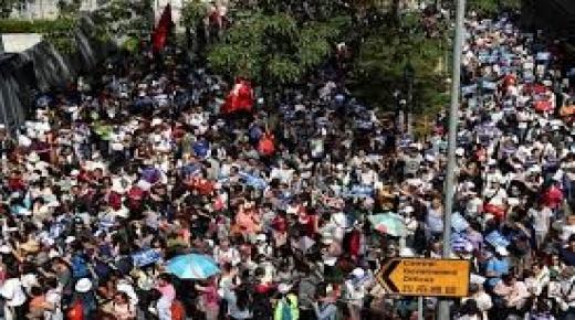 مئات من المحتجين المؤيدين للصين يتجمعون وسط فوضى بهونج كونج