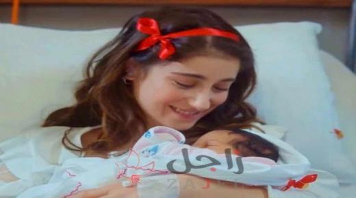 حقيقة الصورة المتداولة لهازال كايا مع طفلها الأول