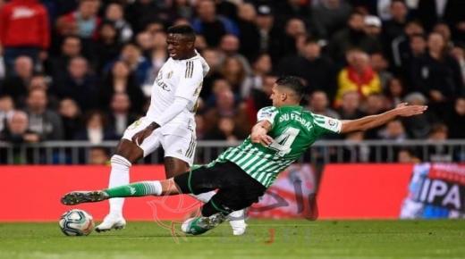 مدافع بيتيس: الكرة لمست يدي .. أنها ركلة جزاء لريال مدريد