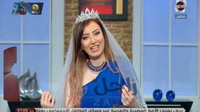 مذيعة مصرية ترتدي فستان الزفاف على الهواء