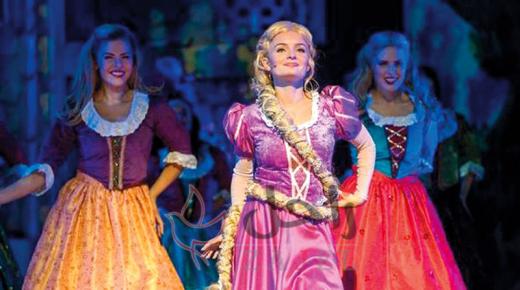 مسرحيات وألعاب خفة وطبول على مسرح «الشارقة للكتاب»