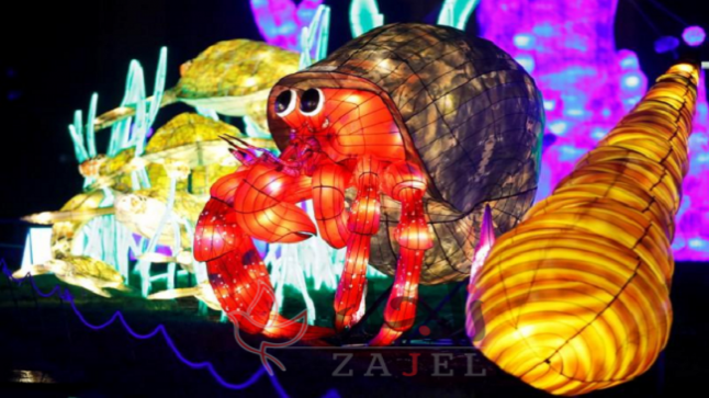 مصابيح عملاقة على شكل حيوانات بحرية تتلألأ في باريس