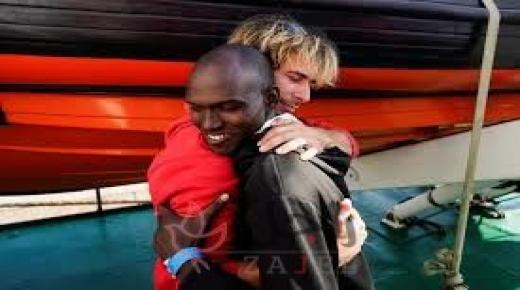 مهاجرون يغنون ويرقصون في سفينة إنقاذ تنقلهم إلى ميناء إيطالي