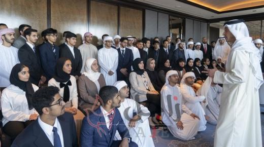هزاع بن زايد يستقبل طلبة الإمارات في اليابان