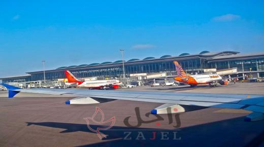 ينتحل صفة طيار ويحمل هوية مزورة لتجنب الطوابير