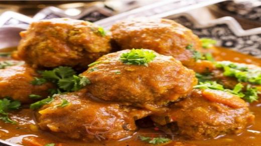 كفتة بصوص الطماطم والكاري