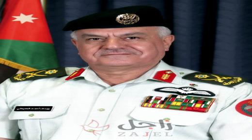 رئيس هيئة الأركان يشارك إحدى نقاط الغلق وجبة الإفطار