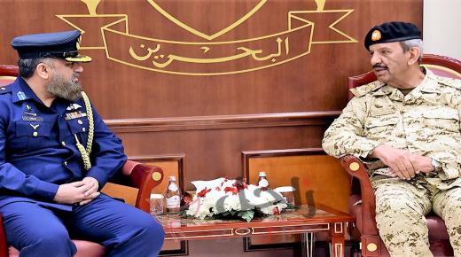 القائد العام لقوة دفاع البحرين يستقبل العميد الطيار