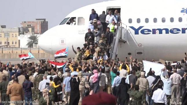 انفجاران في مطار عدن لحظة وصول الحكومة اليمنية