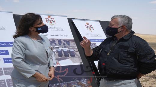 الملك يوجه الحكومة إلى الاستفادة من انخفاض أسعار النفط بهدف تعزيز المخزون الإستراتيجي.