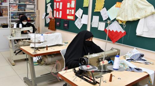 200 أسرة بحرينية منتجة تنتج 100 ألف كمامة بأيدٍ بحرينية وتوزع بالمجان